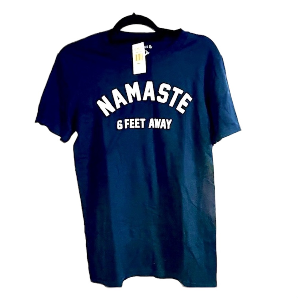 NWT WALNUT & 39th Men’s Namaste 6 Ft Away Navy Covid T-shirt Yoga Top Small